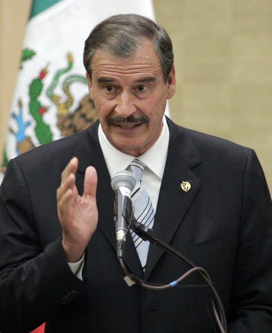 Mexican President Vicente Fox speaks to a group of Mexican-American community leaders in Seattle