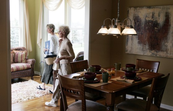 Linda Pender, Lois Hustead