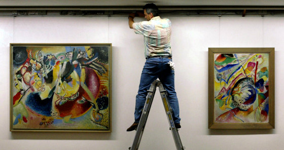 An employee of the Von-der-Heydt museum