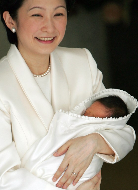 Japan's newborn Prince Hisahito sleeps i