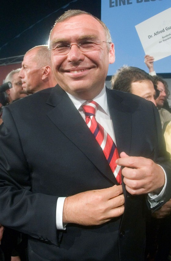 Austria's Social Democrats Party leader Alfred Gusenbauer celebrate with supporters at their party headquarters in Vienna
