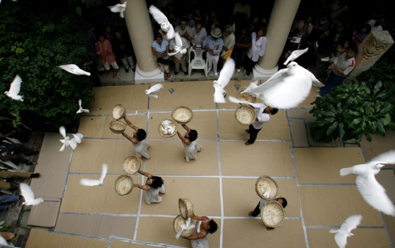 Members of the Retazos group release 80 doves to celebrate the 80th birthday of Fidel Castro during a Tuesday ceremony at the Guayasamin foundation in Havana, Cuba.