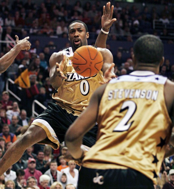 Wizards Arenas passes to teammate Stevenson during first quarter NBA basketball action in Phoenix
