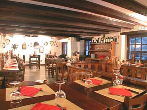 offers plenty of seating, a good location near , low prices, and an extensive menu of both pastas and some of the best pizzas in Venice.