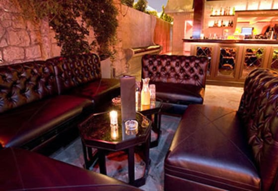 Recently revamped by restaurant gurus from the Dolce Group (which also owns Geisha House), Les Deux brings a European sensibility to Los Angeles nightlife, banking on the current trend of old-fashioned, intimate lounges. Unique touch: A film reel of classic movies and vintage fashion shows is projected onto the bar wall. 
