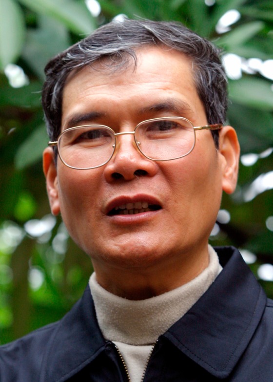 File photo shows Vietnamese detainee Father Thadeus Nguyen Van Ly talking to the media at Nam Ha prison, south of Hanoi