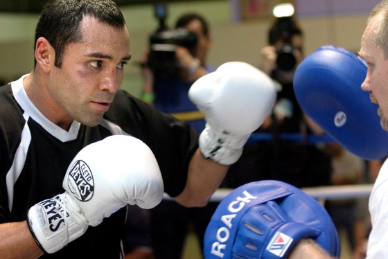 Boxer Oscar de la Hoya during training