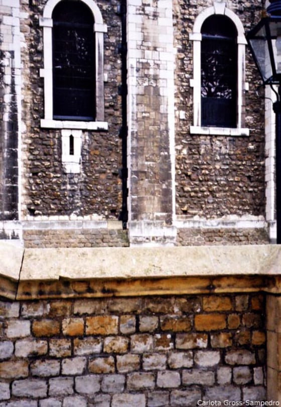 Gypsum crusts on the Tower of London are stained black from centuries of coal burning. Discoloration from vehicle emissions, however, is turning the White Tower yellow — as seen in the lower rows of stones.