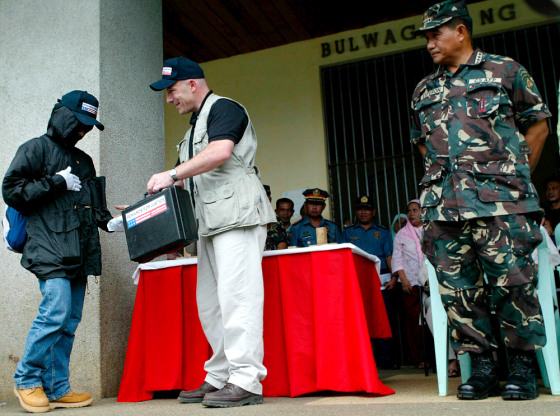 Filipino informant receives bounty reward from US embassy official
