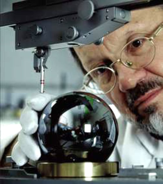 Master optician Achim Leistner checks the machining of a sphere weighing 1 kilogram.