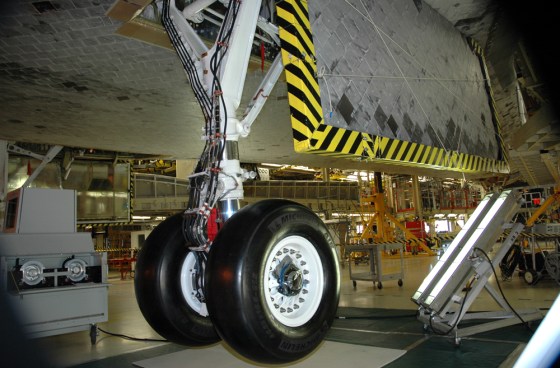 With repairs of the hydraulic leak completed, tests on Discovery's right landing gear have begun inside the Orbiter Processing Facility.