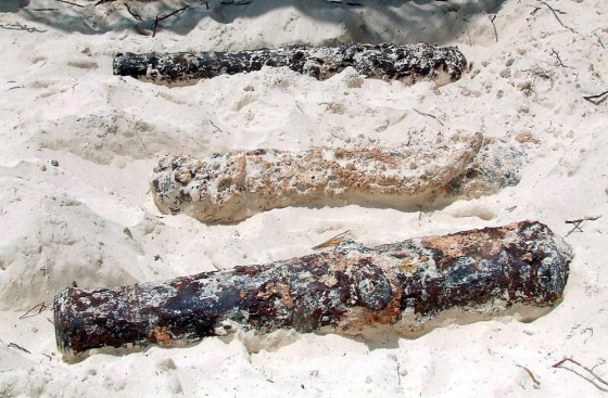 Hurricane 'Dean' reveals canons on mexican coast