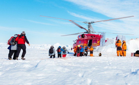 Image: A helicopter from Chinese icebreaker Xue Long picks up passengers from the stranded Russian ship MV Akademik Shokalskiy