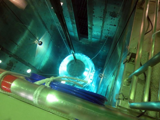 Image: A nuclear fuel rod being picked up from a cask