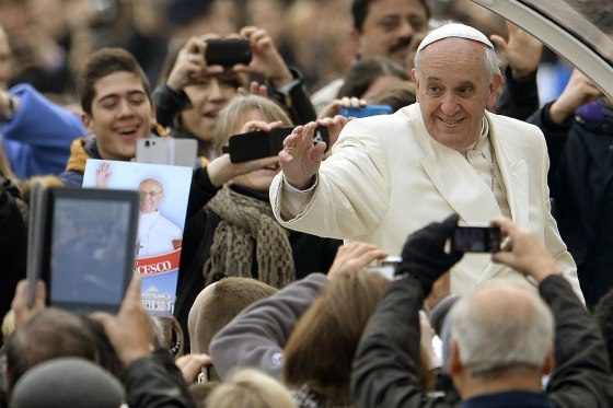 Image:Pope Francis greets the crowd as he arrives for his general audience at St Peter's square on January 22