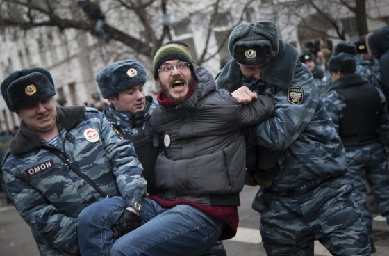 Image: Police detain people outside Zamoskvoretsky District Court in Moscow