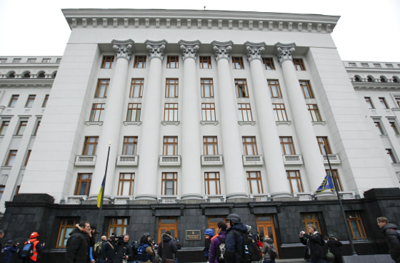 Image: Anti-government protesters and journalists gather outside the presidential administration building in Kiev