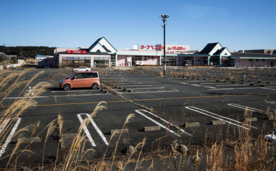 Image: A vacant shopping center inside a 'no-man' zone in the Japanese town of Tomioka town near the Fukushima nuclear power plant