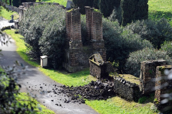 Image: A damaged wall of a tomb at the ancient ruins of Pompeii, near Naples, southern Italy