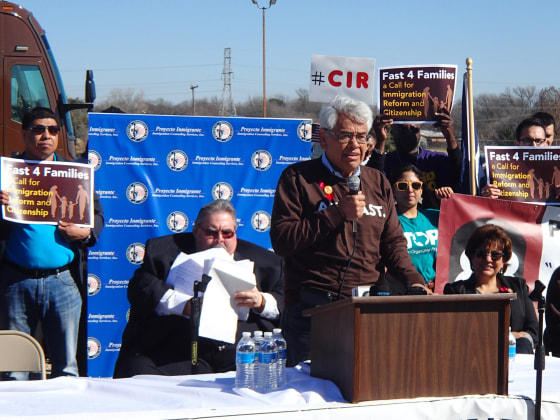 Image: Eliseo Medina, Fast For Families leader, speaks at a rally