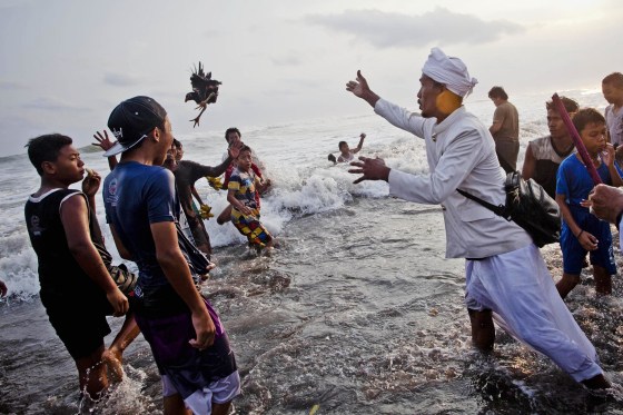 Image: Thousands Of Hindus Gather For The Melasti Ceremony