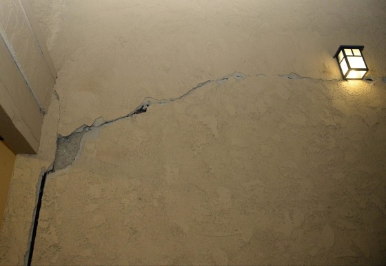 Image: Large crack is seen in a wall of an apartment complex after a magnitude 5.1 earthquake in Fullerton, California