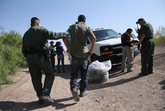Image: U.S. Border Patrol agents detain undocumented immigrants