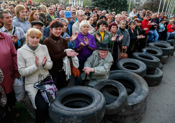Image: Pro-Russian supporters gather outside the mayor's office in Slaviansk