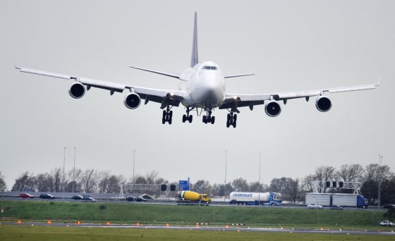 Image: An airplane lands.
