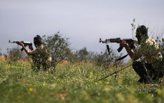 Image: Syrian rebel fighters train