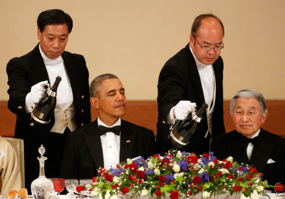 Image: Champagne is poured for U.S. President Obama and Japan's Emperor Akihito during the Japan State Dinner at the Imperial Palace in Tokyo