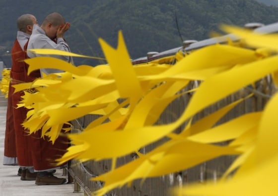 Image: Buddhist nuns cry after praying for ferry victims