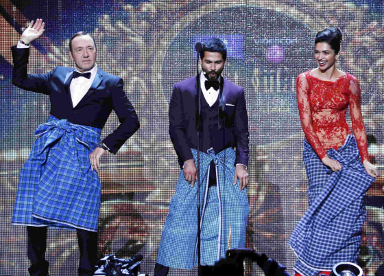 Image: Kevin Spacey dances the Lungi dance with actress Padukone and Bollywood actor Kapoor during IIFA 2014 Awards in Tampa