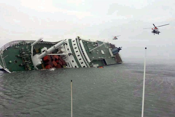 Image: Helicopters heading to aid passengers and crew aboard a South Korean ferry