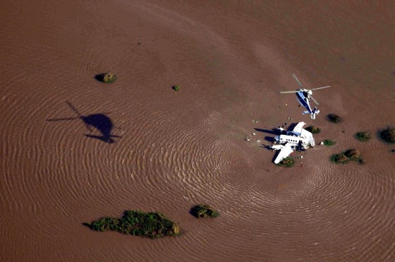 Image: Small aircraft crashes into the River Plate