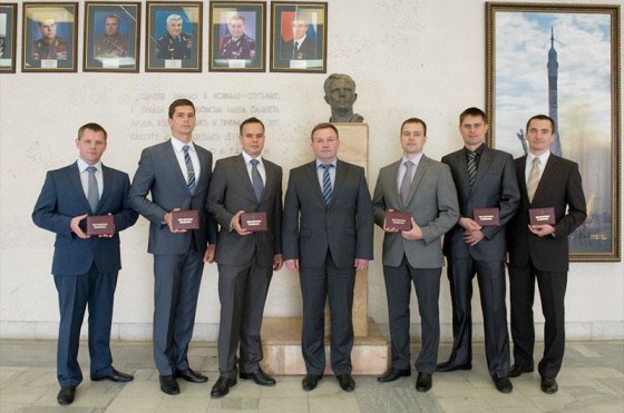 The six newly-appointed members of Russia's cosmonaut corps pose with the chief of the Gagarin Cosmonaut Training Center in Star City. From left to right: Oleg Blinov, Nikolai Chub, Sergei Korsakov, Yuri Lonchakov, Dimitri Petelin, Andrei Fedyaev, Pyotr Dubrov.