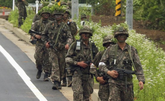 Image: South Korean soldiers patrol during a search and arrest operation in Goseong