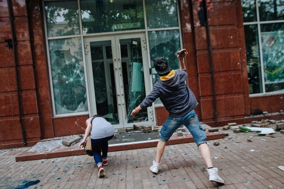 Image: Violence during anti-separatist march