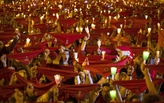 Image: Thousands of people sing the traditional Pobre de Mi song