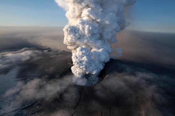 Image:volcano in southern Iceland's Eyjafjallajokull glacier