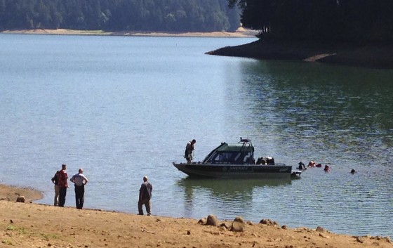 Image: Rescue personnel search Henry Hagg Lake