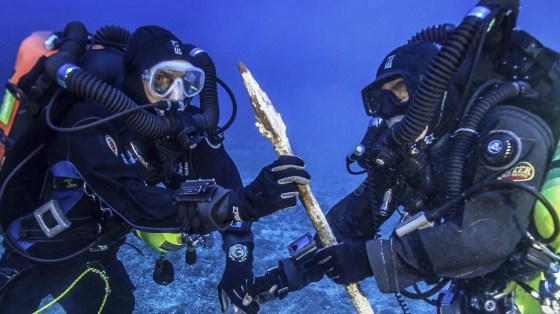 Image: Divers with spear