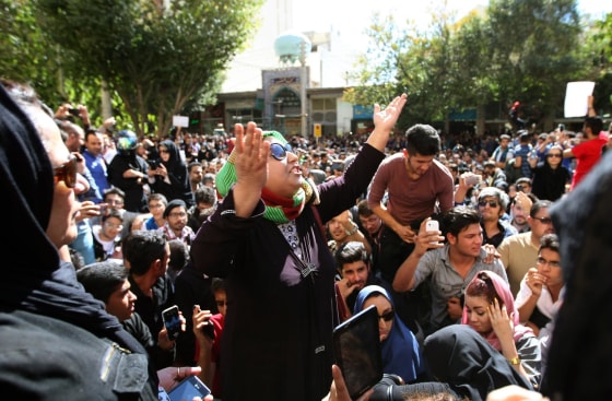 Image: Iranians take part in a protest in front of the judiciary building in Isfahan
