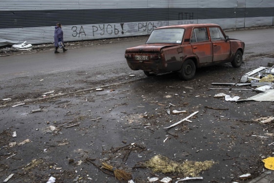 A woman walks along a street near a destroyed open market in Donetsk, March 5, 2015. REUTERS/Marko Djurica (UKRAINE - Tags: POLITICS CIVIL UNREST CONFLICT)