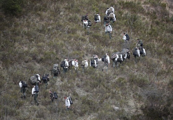 Image: French military personnel search in the Alps for wreckage