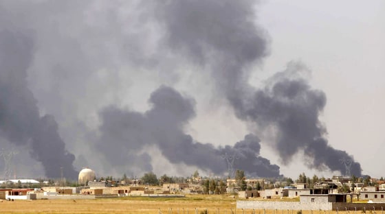 Image:Iraqi pro-government forces, including fighters from the Shiite Muslim Al-Abbas popular mobilisation unit, take part in an operation to retake the Baiji oil refinery