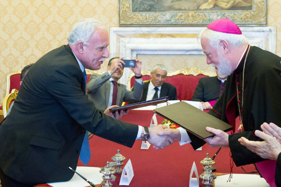 Image: Vatican signs treaty with Palestinian state