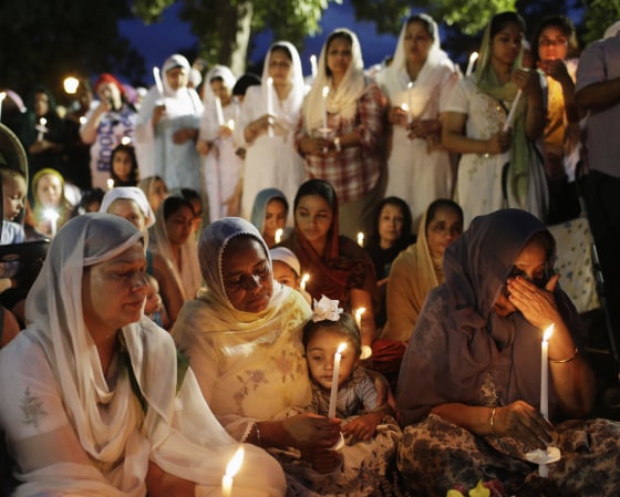 Image: Sikhs attend a vigil in Oak Creek