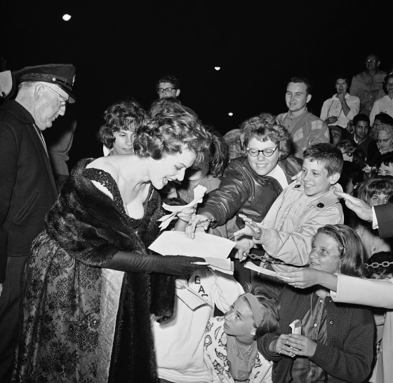 Image: Actress Maureen O’Hara signs autographs