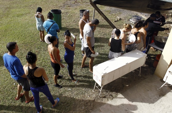 Image: Cubans migrants line up to receive food at a temporary shelter in the town of La Cruz near the border between Costa Rica and Nicaragua